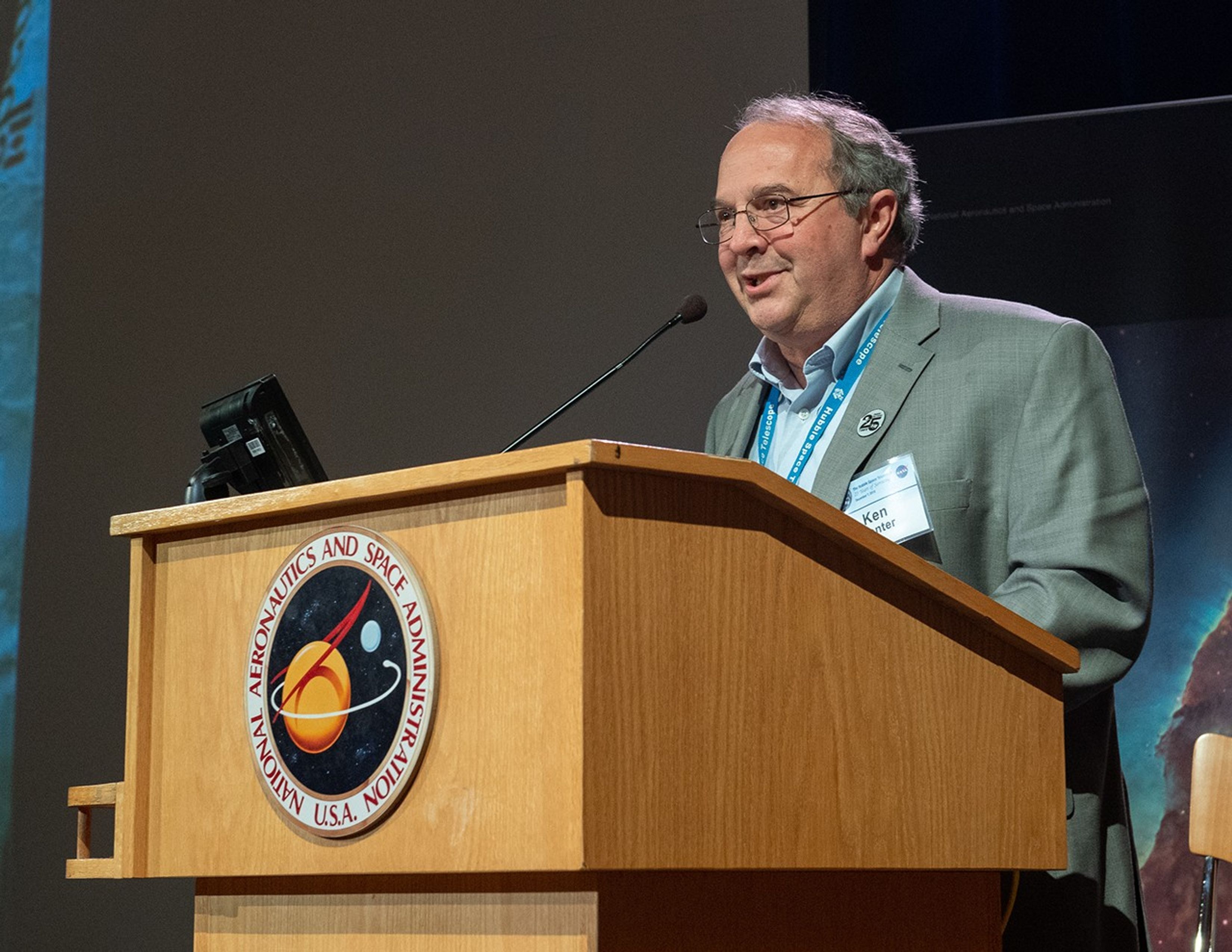Ken Carpenter addresses the audience from the podium.