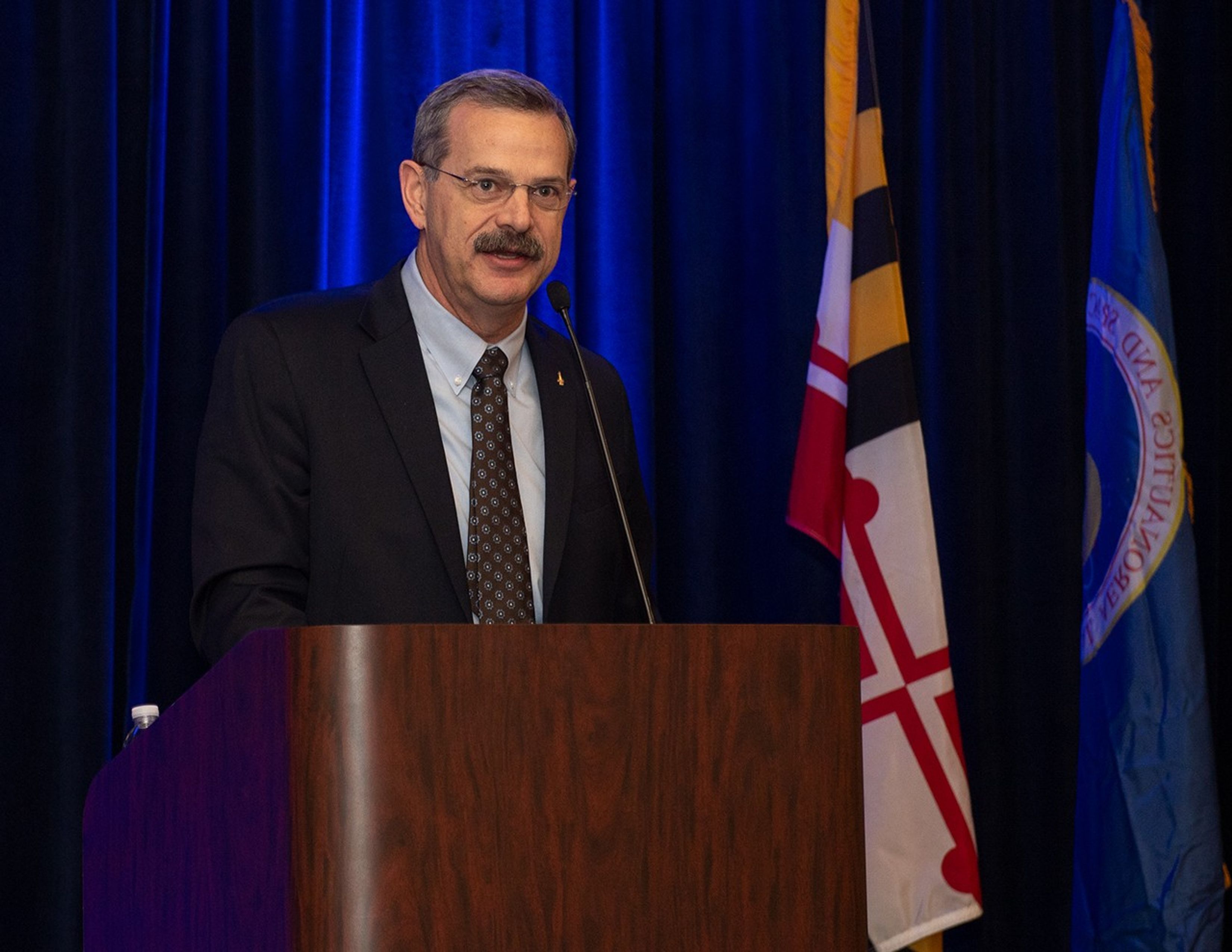 Scott Altman speaks from the podium.