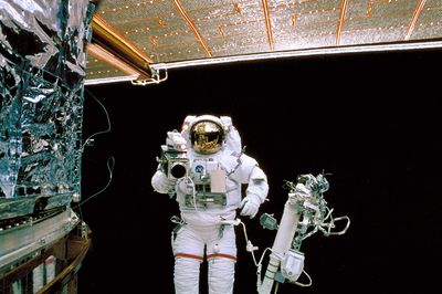 Camera Crew: Taking Pictures of the Mission (1997)
