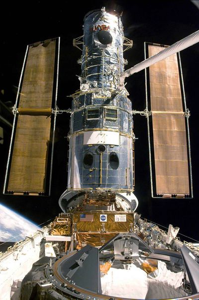 Hubble Docked with Discovery (1999)