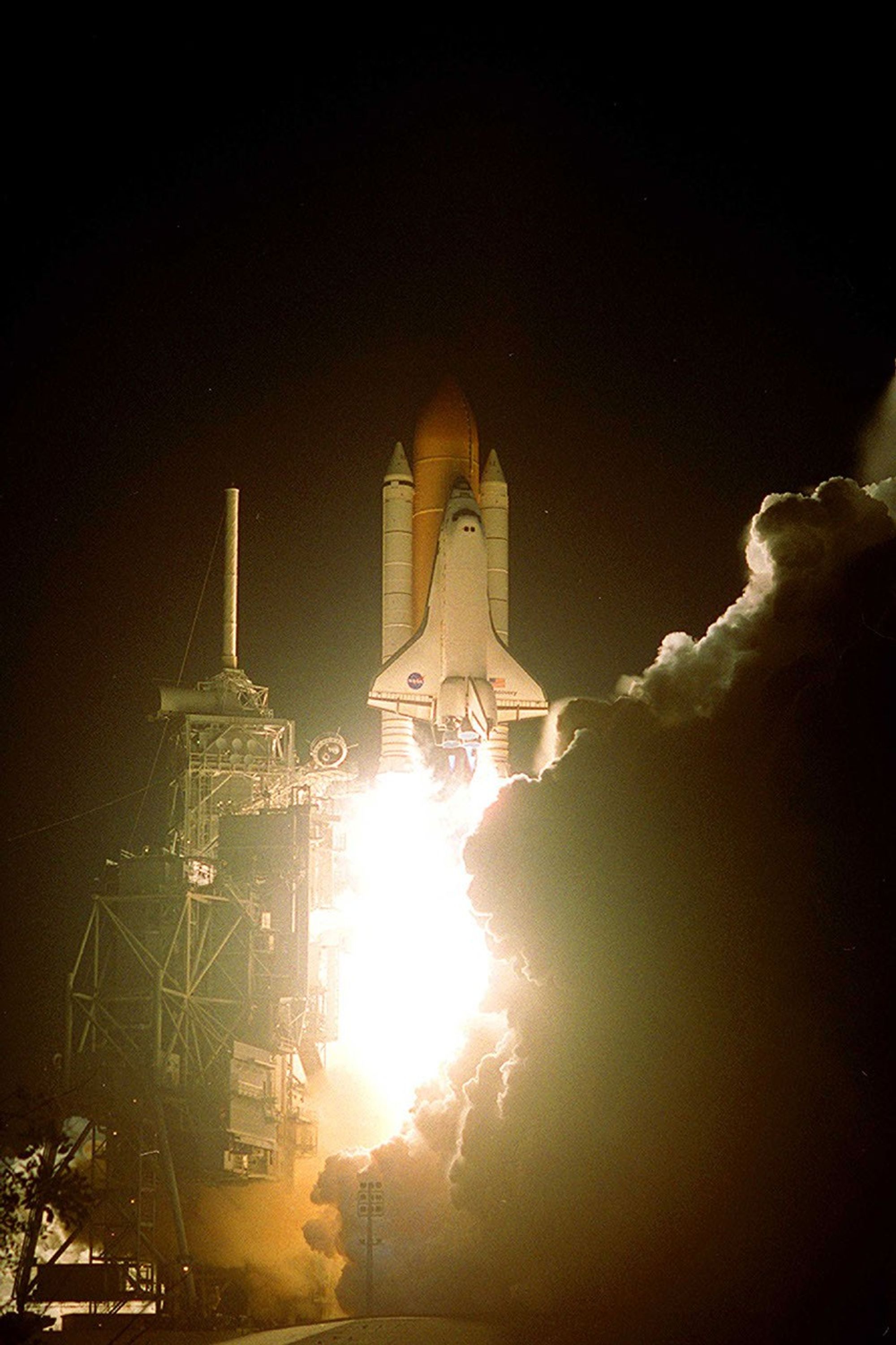 House Call: Discovery on Its Way to Hubble (1999)