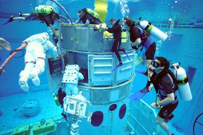 Water Walk: Training for a Hubble Mission (1999)