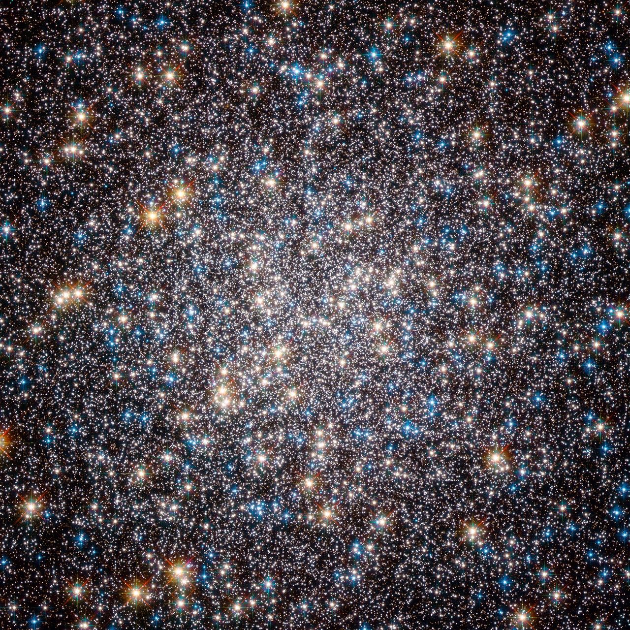 Der große Kugelsternhaufen Messier 13 im Herkules mit Hunderttausenden funkelnden Sternen