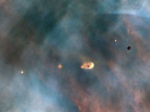 Hubble obtuvo las primeras imágenes directas de discos protoplanetarios, los “componentes básicos” de los planetas, en el interior de los discos de polvo que rodean las estrellas jóvenes.
