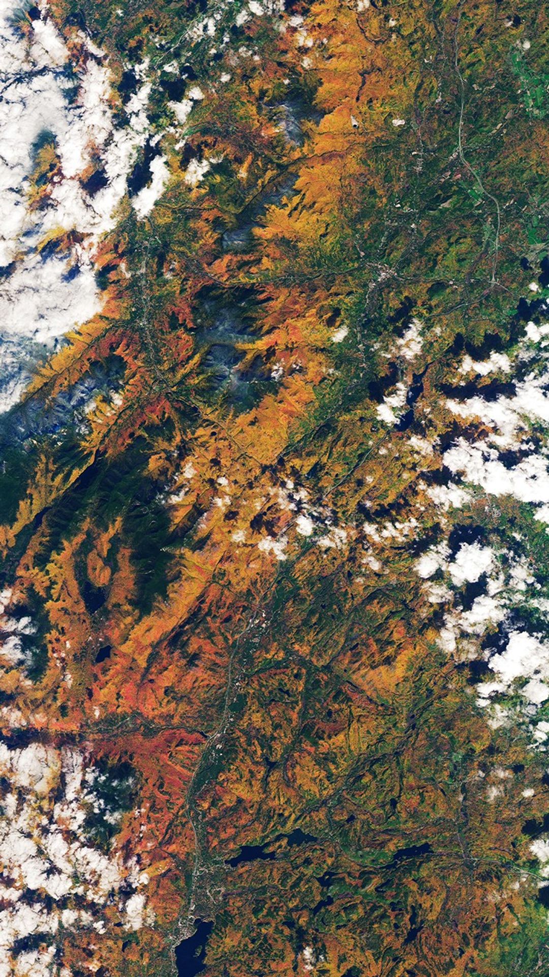 A natural-color Landsat satellite image of the Adrondack Mountains.