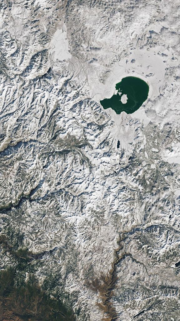 A natural-color Landsat satellite image of Yosemite National Park.