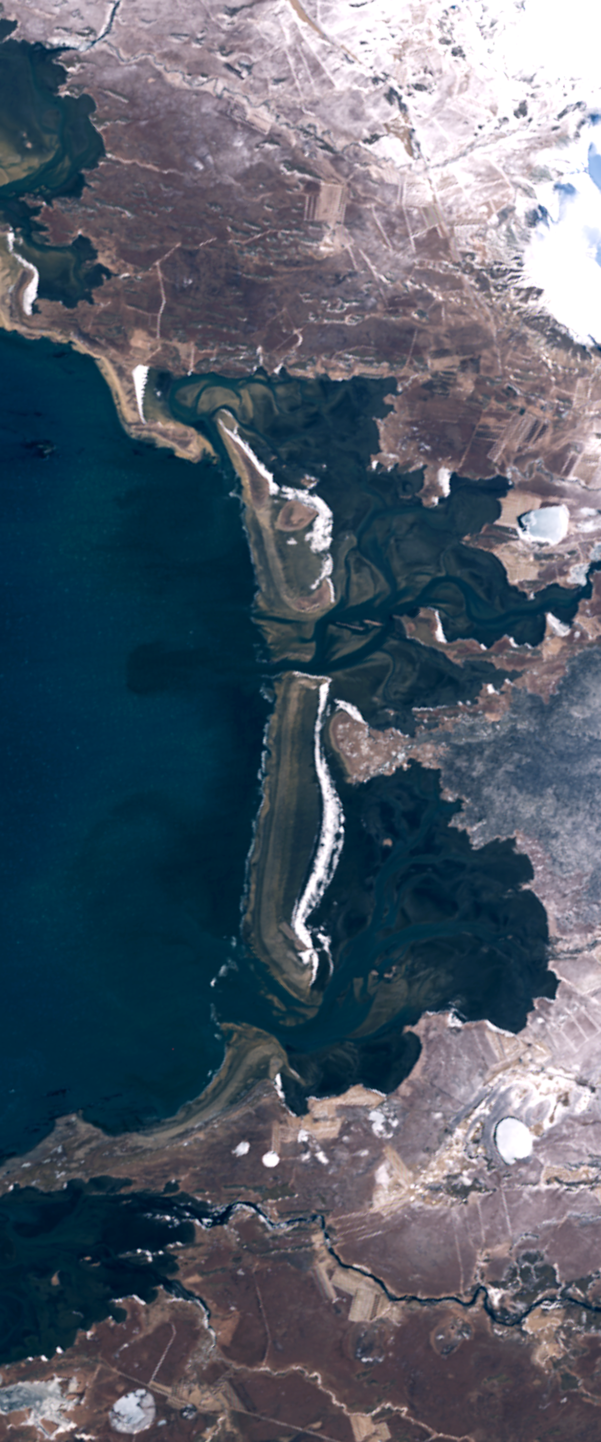 Two sandy islands form the lower case letter I in this Landsat satellite image.
