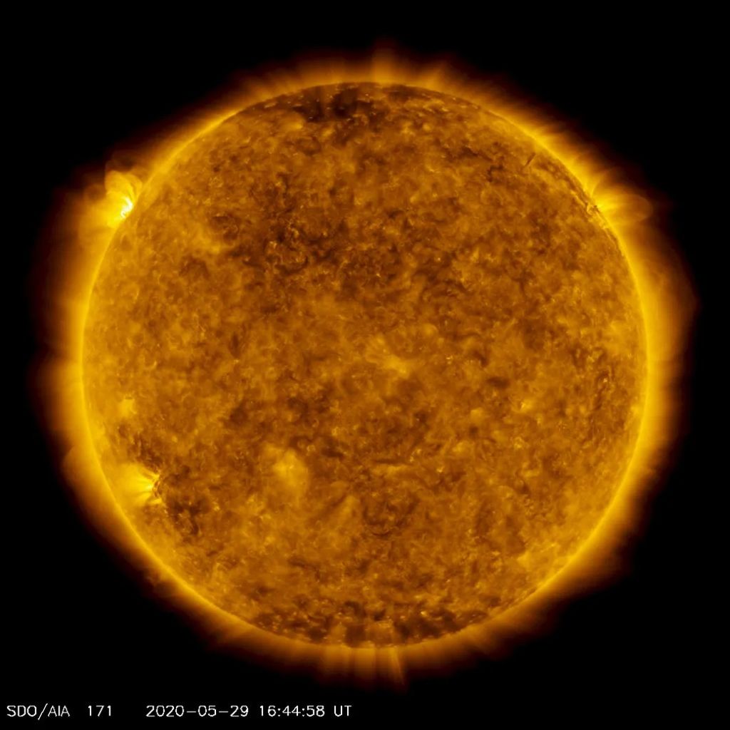 Una imagen satelital del Sol contra el fondo negro del espacio.