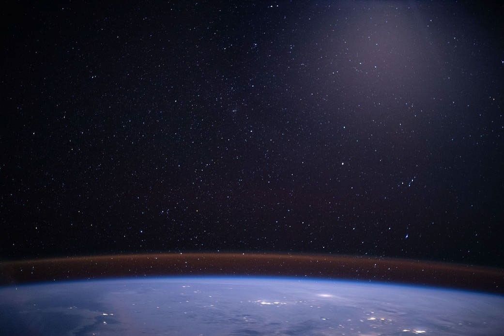 El resplandor atmosférico flota sobre el horizonte de la Tierra iluminado por la luna, bajo un cielo estrellado, mientras la Estación Espacial Internacional orbitaba a unos 423 kilómetros (263 millas) sobre Asia central.