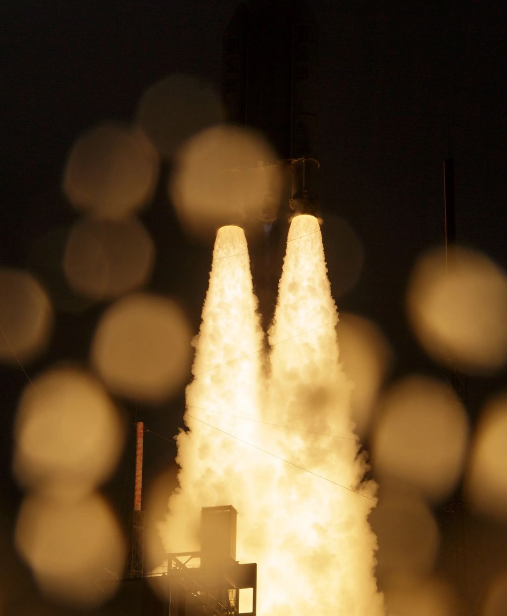 Lanzamiento del cohete Ariane 5 de Arianespace mientras lleva a bordo el telescopio espacial James Webb de la NASA, el sábado 25 de diciembre de 2021, desde la Zona de Lanzamiento ELA-3 del Puerto Espacial Europeo en el Centro Espacial de Guayana en Kourou, Guayana Francesa.