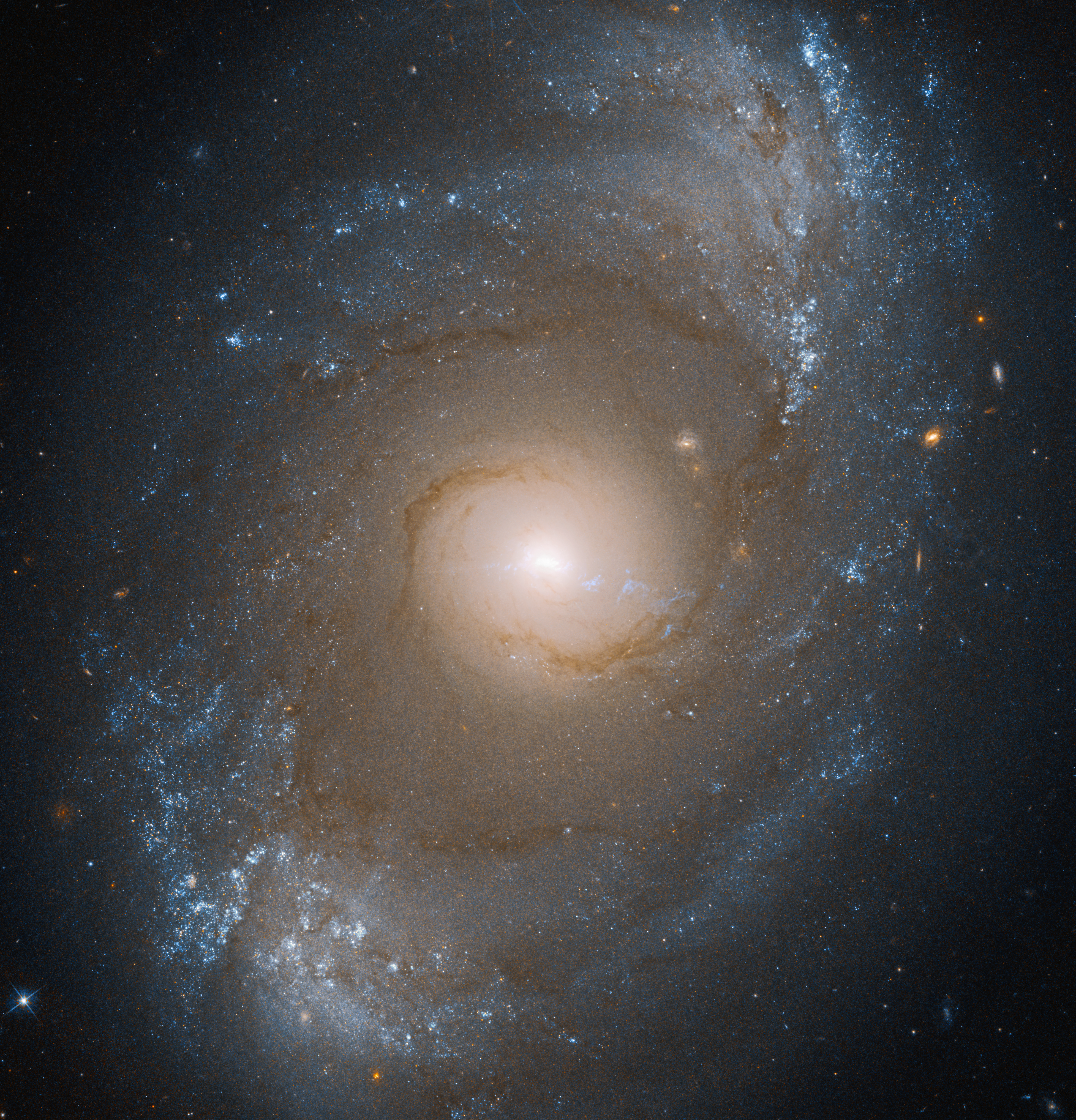 Galáxia NGC 4151 com núcleo galáctico ativo fotografada pelo Hubble em 2018 mostrando a estrutura do AGN