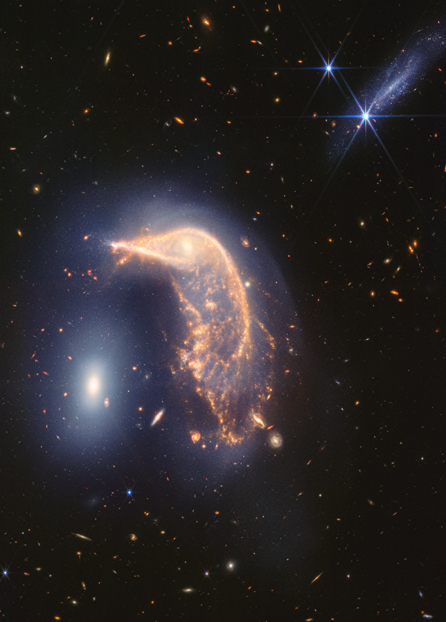 Two interacting galaxies known as Arp 142. At left is NGC 2937, nicknamed the Egg for its appearance. At right is NGC 2936, nicknamed the Penguin for its appearance. The latter’s beak-like region points toward and above the Egg.