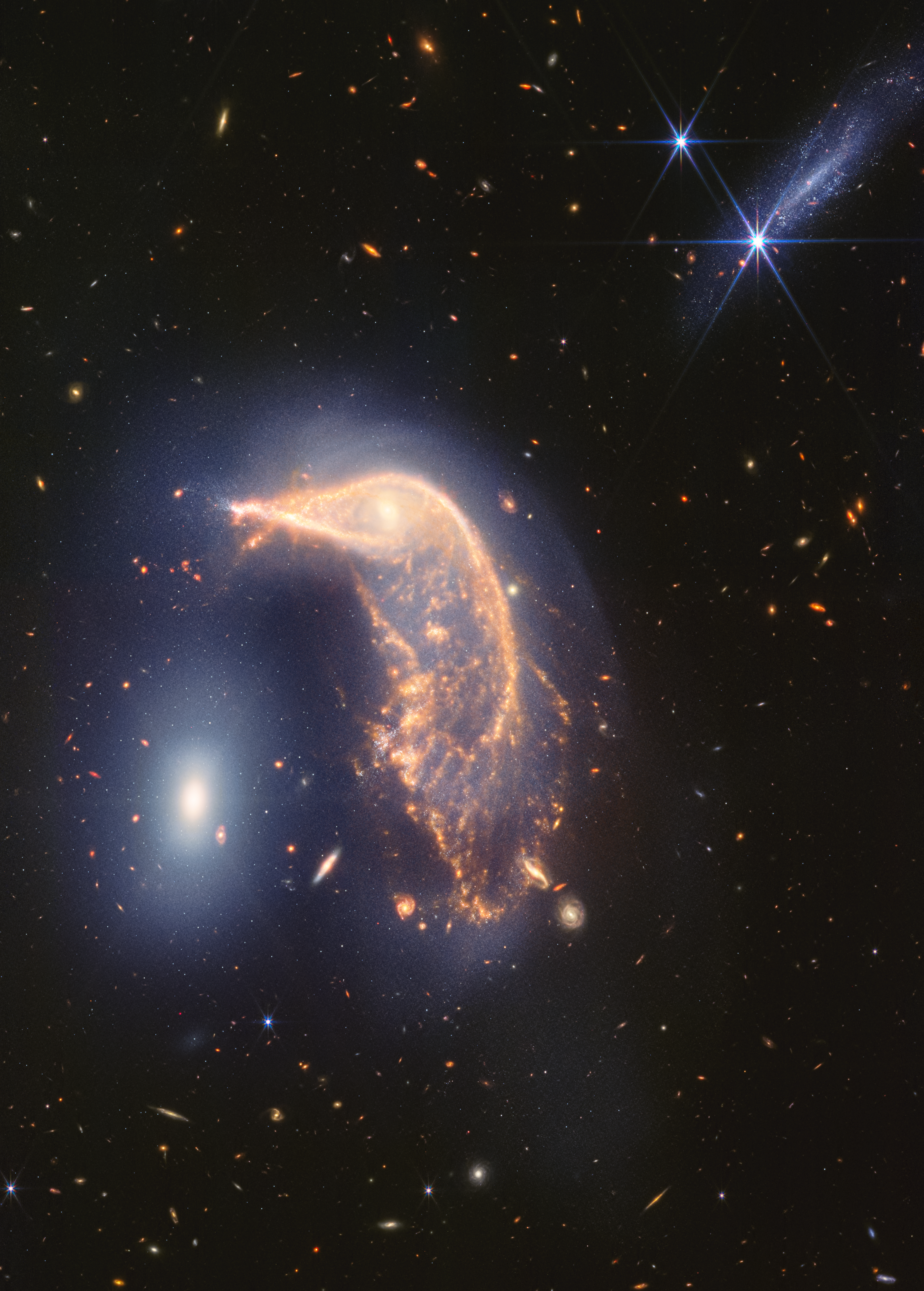 Two interacting galaxies known as Arp 142. At left is NGC 2937, nicknamed the Egg for its appearance. At right is NGC 2936, nicknamed the Penguin for its appearance. The latter’s beak-like region points toward and above the Egg.