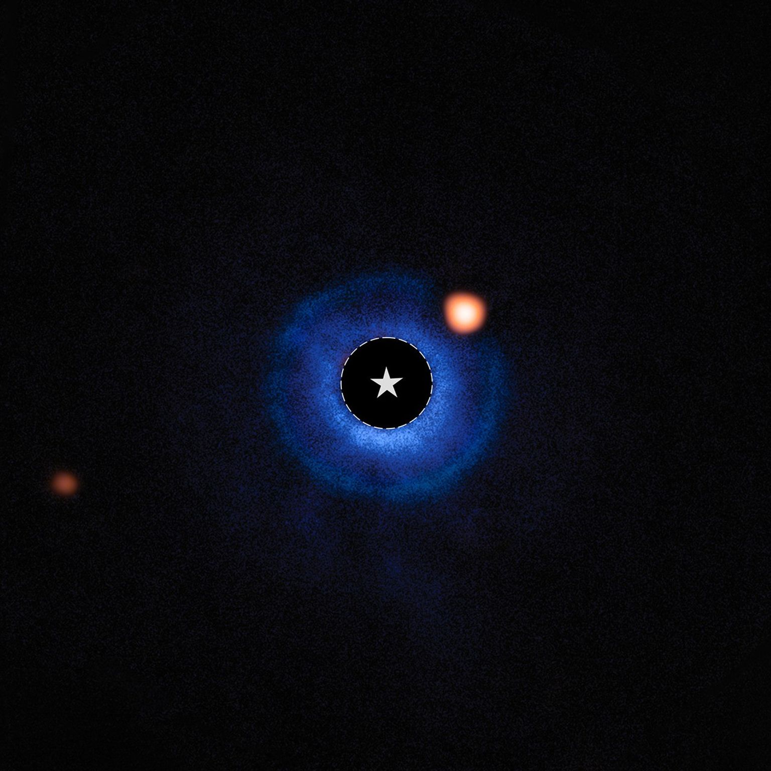 Una imagen de una estrella cercana y sus alrededores. La estrella en sí ha sido bloqueada y su luz brillante ha sido eliminada, por lo que aparece en negro. Un círculo discontinuo con el símbolo de una estrella en el centro de la imagen marca la ubicación del astro. Un disco azul difuso rodea la estrella. Una mancha naranja, cerca de la estrella y dentro de este disco, alrededor de las 2 en punto, se identifica como un planeta que orbita alrededor de la estrella. Una mancha naranja más tenue en el borde inferior izquierdo marca una estrella lejana.