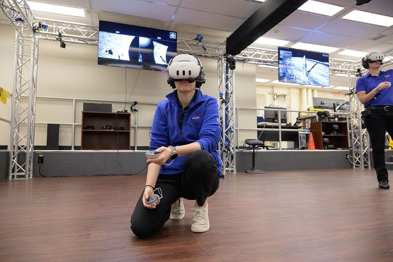 How NASA is Using Virtual Reality to Prepare for Science on Moon - NASA ...