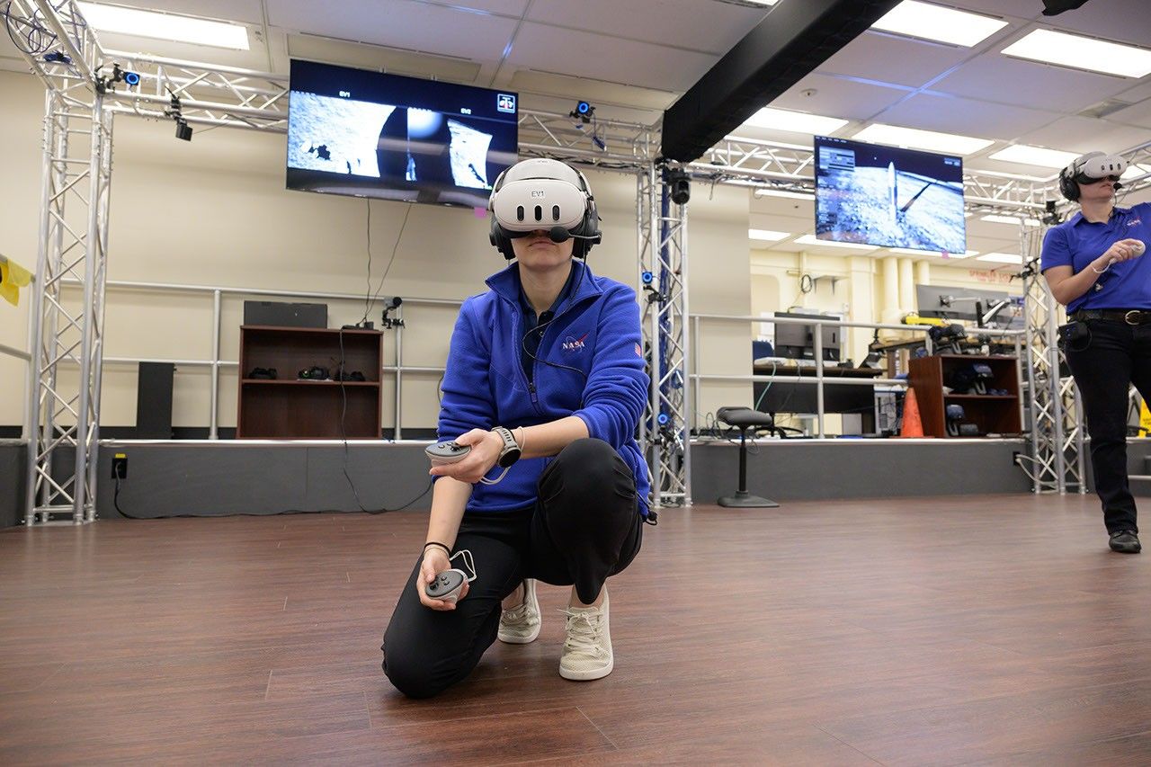 Grier Wilt, a la izquierda, y Tess Caswell, miembros de la tripulación suplente en la Mini Simulación de Realidad Virtual para Artemis III, realizan una caminata lunar en el laboratorio de Prototipos de Tecnología Inmersiva (PIT) del Centro Espacial Johnson de la NASA en Houston.
