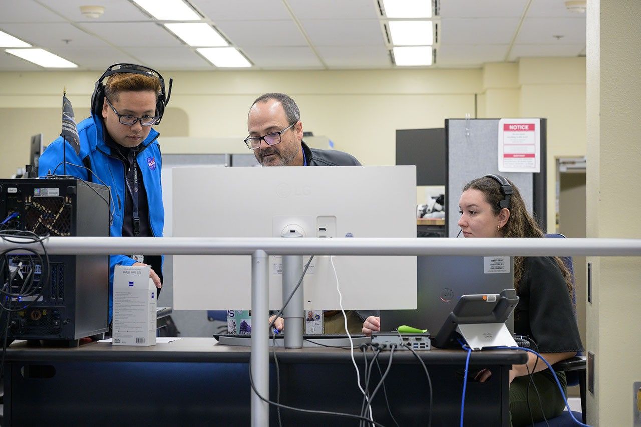 Engineering VR technical discipline lead Eddie Paddock works with team members to facilitate the virtual reality components of the Artemis III Virtual Reality Mini-Simulation in the Prototype Immersive Technology lab at NASA’s Johnson Space Center in Houston. The simulation was a test of using VR as a training method for flight controllers and science teams’ collaboration on science-focused traverses on the lunar surface.