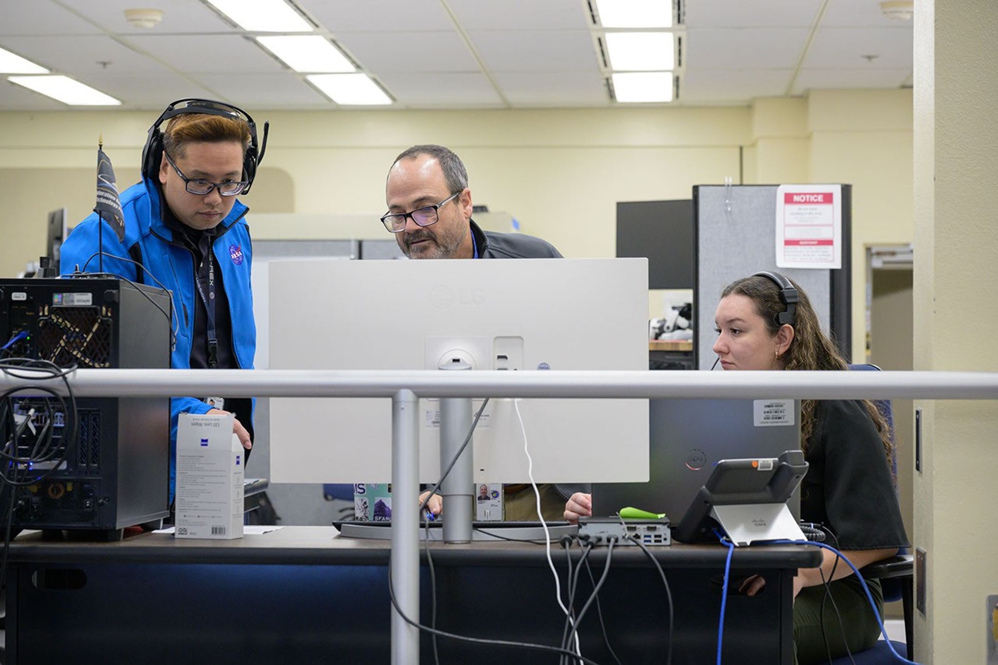 Engineering VR technical discipline lead Eddie Paddock works with team members to facilitate the virtual reality components of the Artemis III Virtual Reality Mini-Simulation in the Prototype Immersive Technology lab at NASA’s Johnson Space Center in Houston. The simulation was a test of using VR as a training method for flight controllers and science teams’ collaboration on science-focused traverses on the lunar surface.