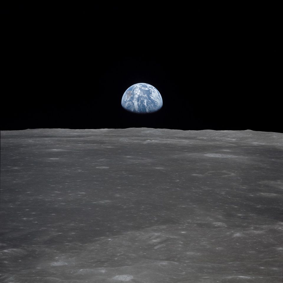 La Terra oltre l’orizzonte lunare, fotografata dalla missione Apollo 11 il 20 luglio 1969