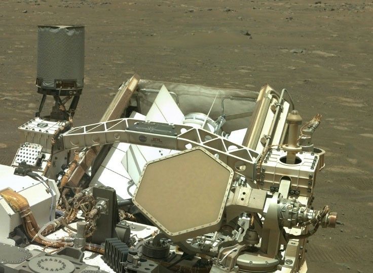 Cropped photo showing the rover’s 3 antennas, with the HGA in the front (the hexagonal paddle).
