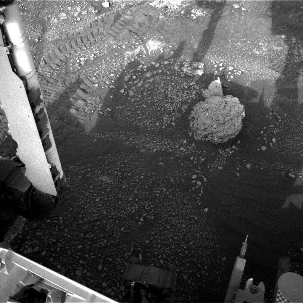 Sols 2352-2353: Why are we cracking up?