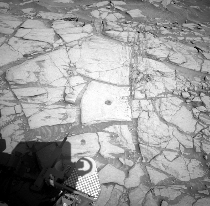 Mars surface as seen by Curiosity on Sol 2711