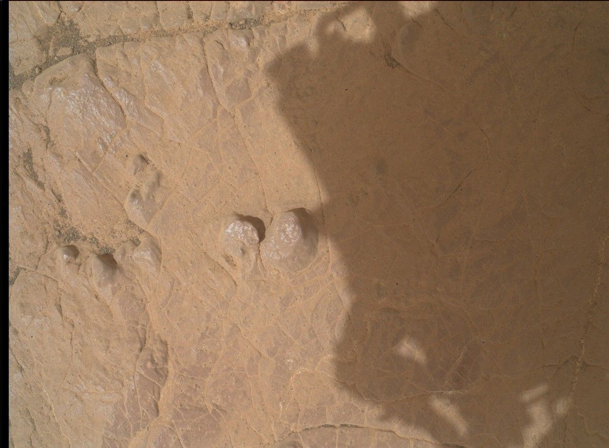 MAHLI image, taken from 25 cm standoff, showing the nodular target “An Dun” in the centre of the image.