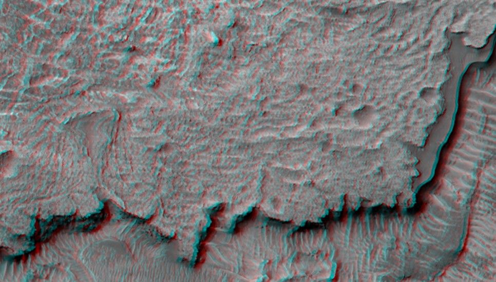 This image covers plains near Aureum Chaos.