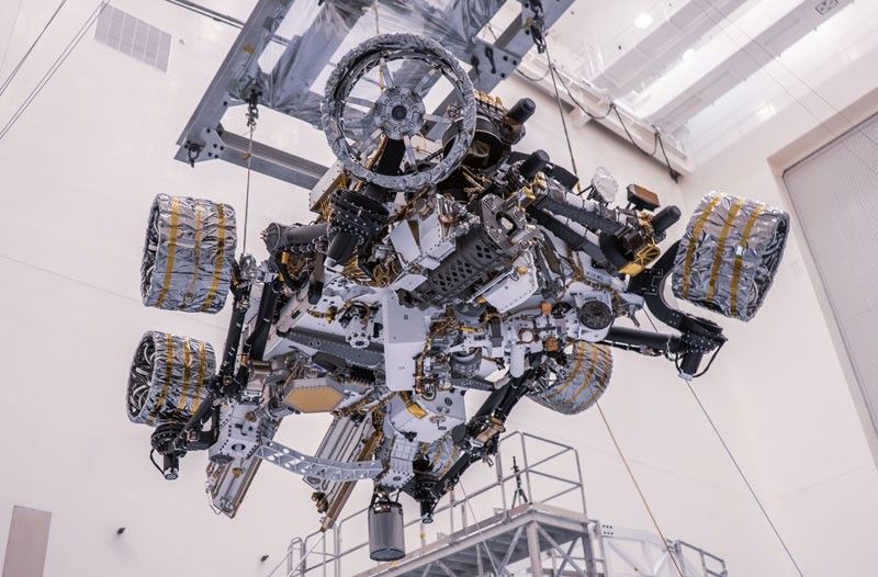 An image of the testing of Perseverance's center of gravity at KSC