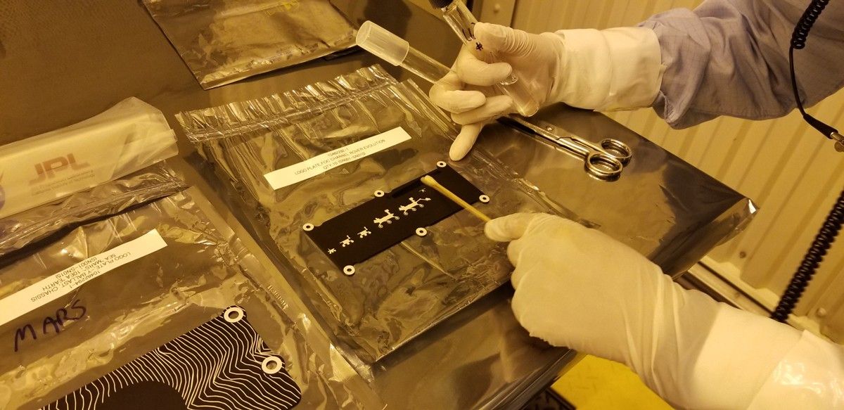 Hand cleaning plate with Mars rover illustrations