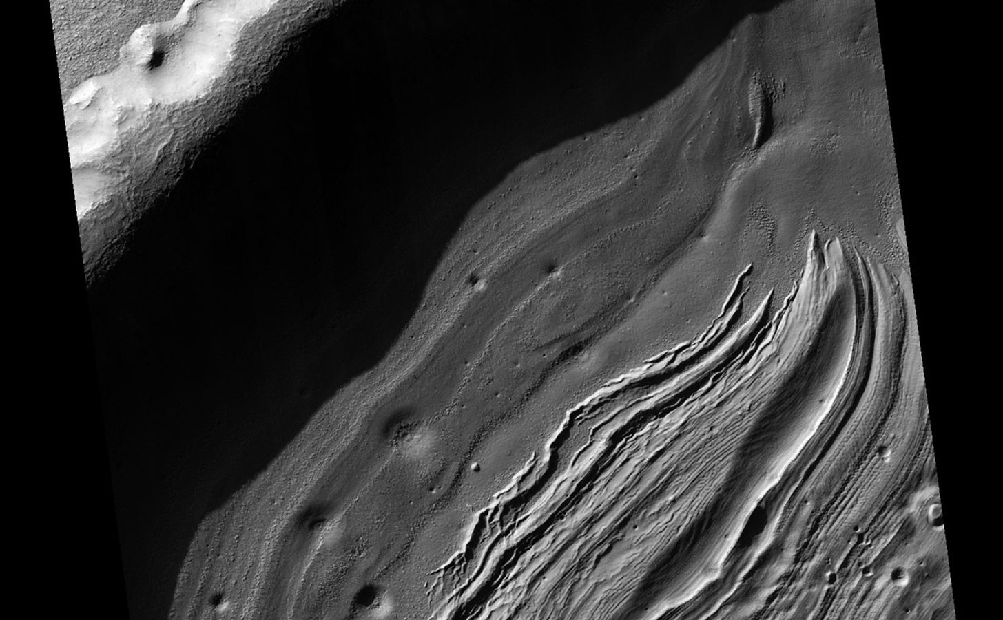 Intra-Crater Structure in NW Hellas Basin, Mars