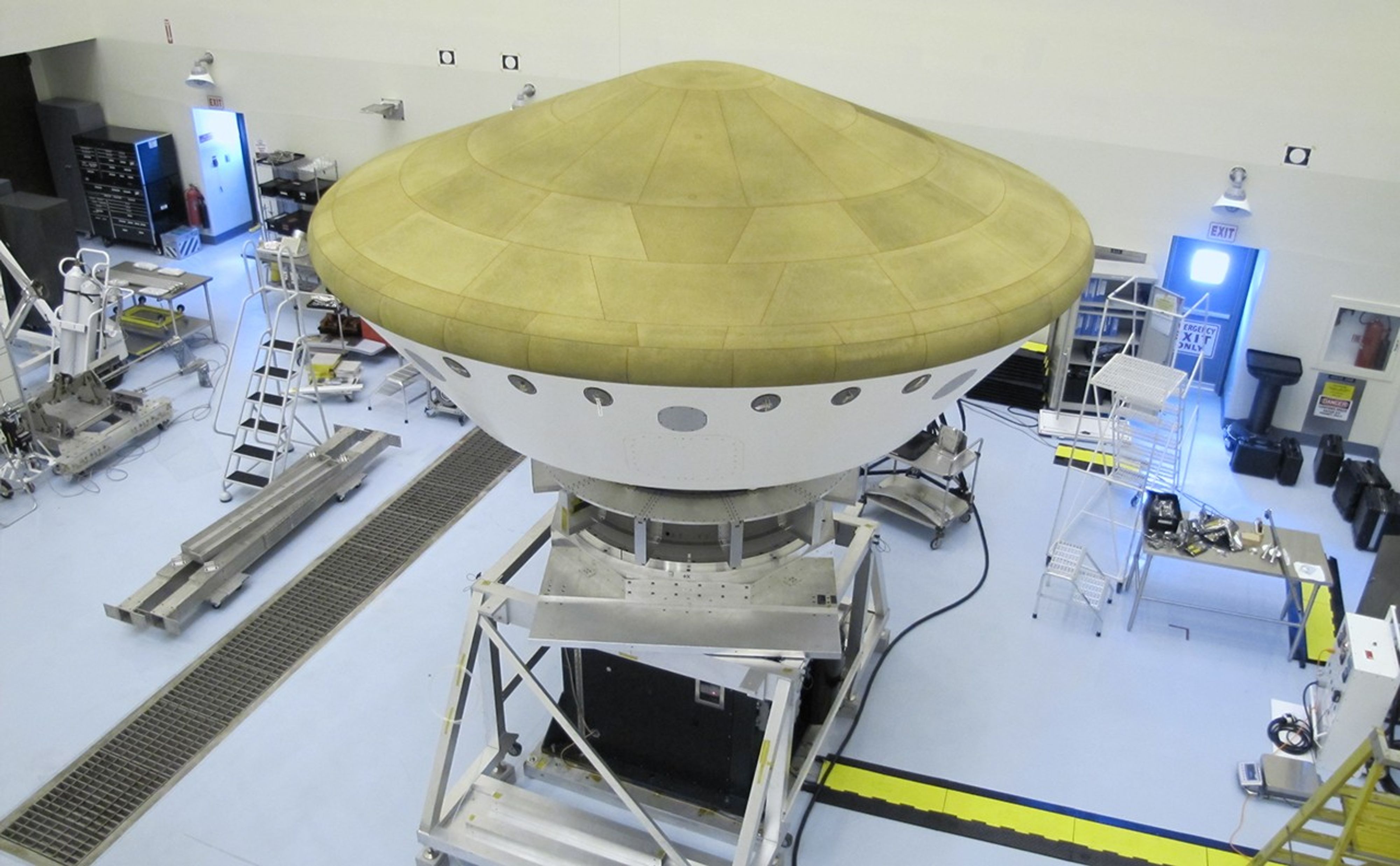 At the Payload Hazardous Servicing Facility at NASA's Kennedy Space Center in Florida, the Mars Science Laboratory rover, Curiosity, and the spacecraft's descent stage have been enclosed inside the spacecraft's aeroshell.