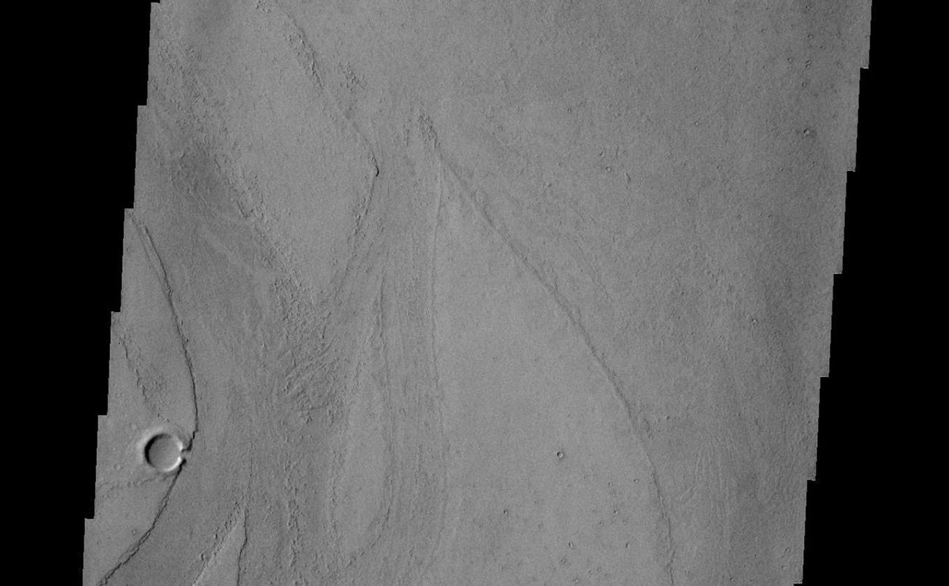 Marte Vallis, located in Amazonis Planitia, is broad and shallow. The streamlined islands at the top and bottom of the image illustrate this.