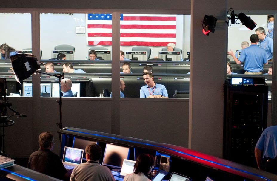 The Mars Science Laboratory mission team prepares for entry, descent and landing at the Jet Propulsion Laboratory, Space Flight Operations Facility in Pasadena, Calif., as Curiosity is hours from landing.