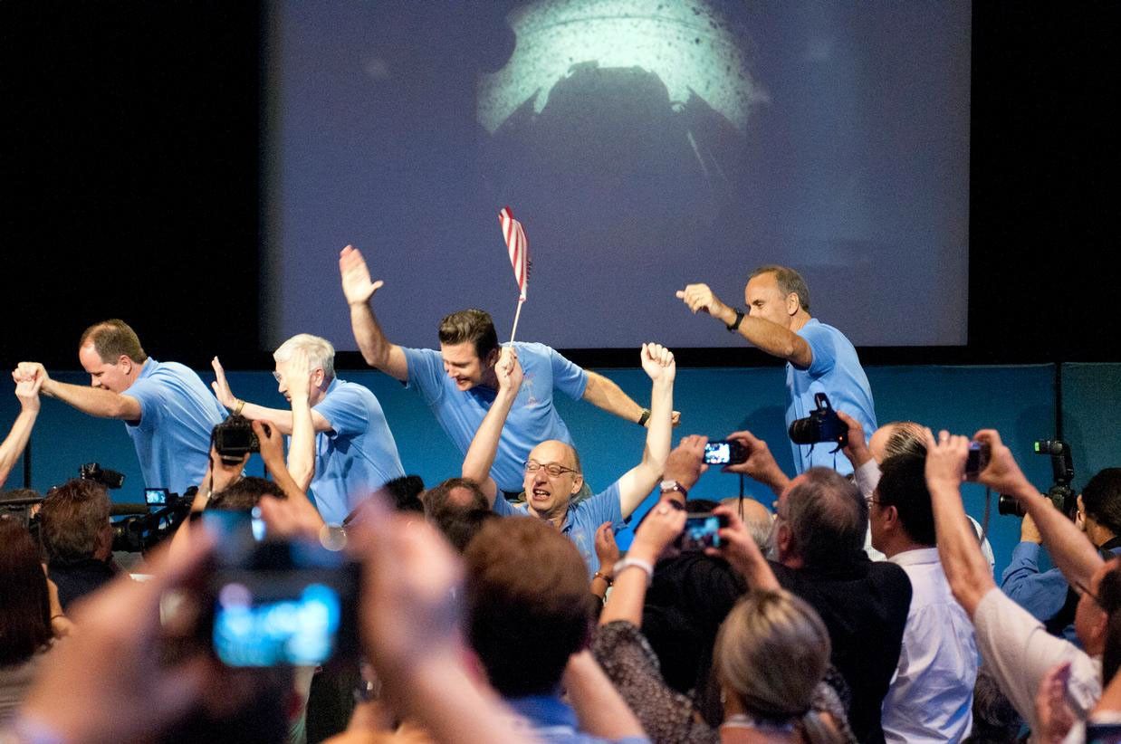 The Curiosity rover's Entry, Descent and Landing team (EDL) arrives at the post-landing press conference to cheers and celebration.