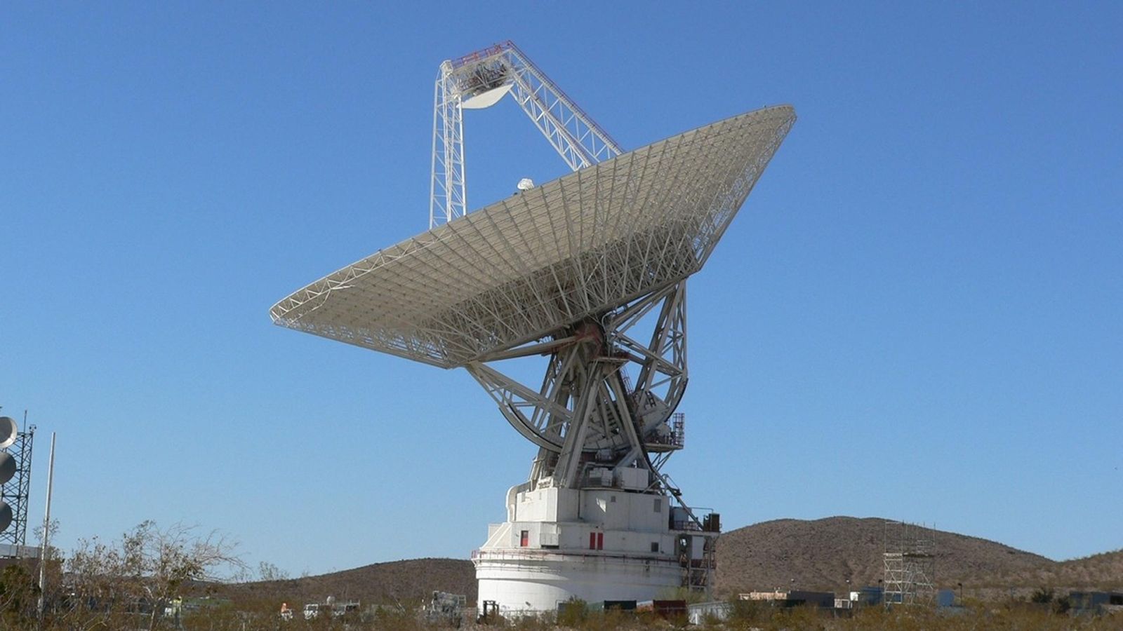 The giant, 70-meter-wide antenna at NASA's Deep Space Network complex in Goldstone, Calif., tracks a spacecraft on Nov. 17, 2009.