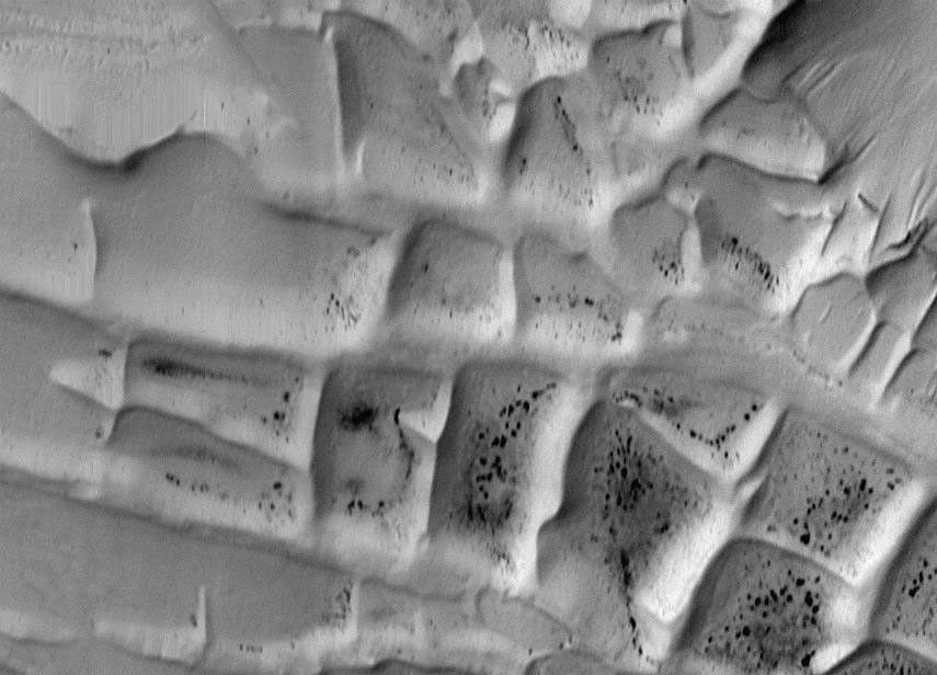 Complex of rectilinear intersecting ridges in the south polar region. This 20 x 14 km area image (frame 7908) is centered near 81.5 degrees south, 65 degrees west, taken by NASA's Mars Global Surveyor Orbiter.