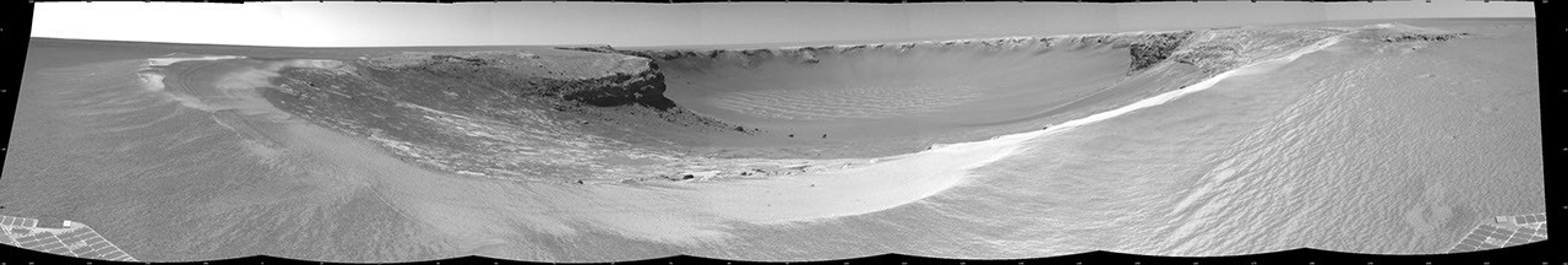 NASA's Mars Exploration Rover Opportunity edged closer to the top of the Duck Bay alcove along the rim of Victoria Crater on Sept. 27-28, 2006, gaining this vista of the crater. The rim of the crater is composed of alternating promontories, rocky points.