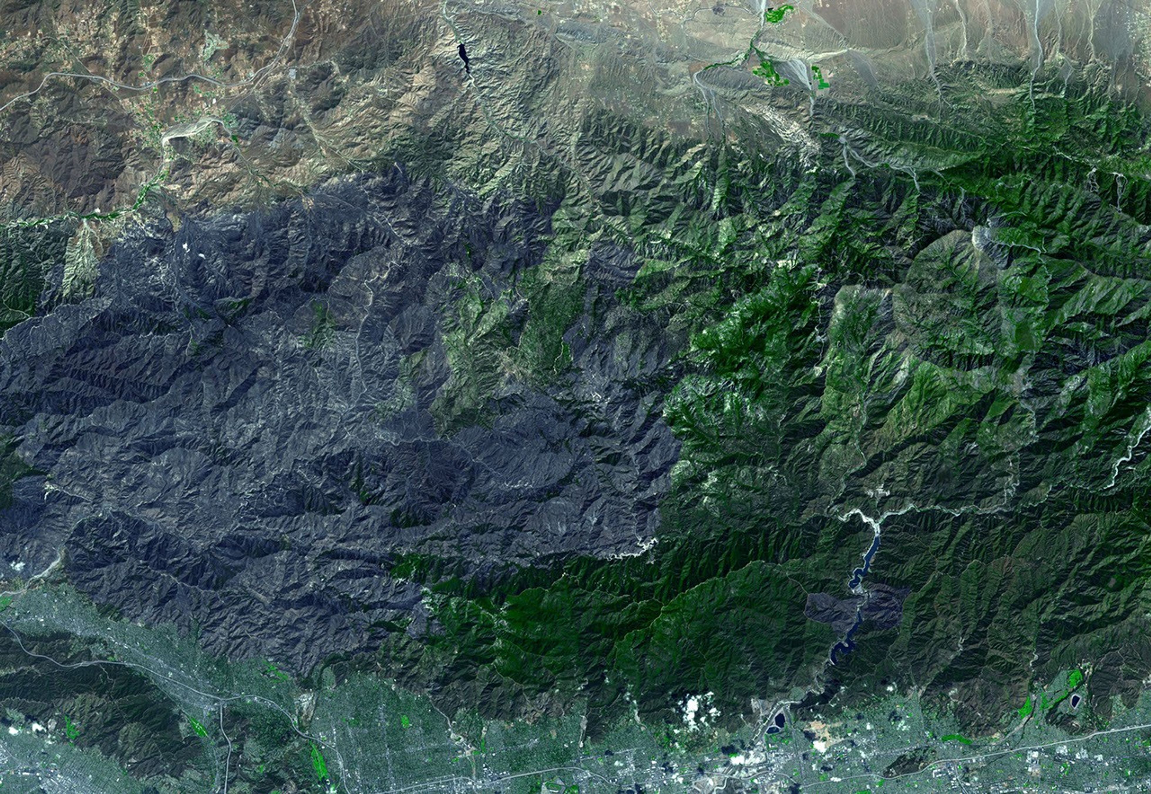 JPL's Advanced Spaceborne Thermal Emission and Reflection Radiometer aboard NASA's Terra satellite captured this simulated natural color image of the Station fire burning in the San Gabriel Mountains.