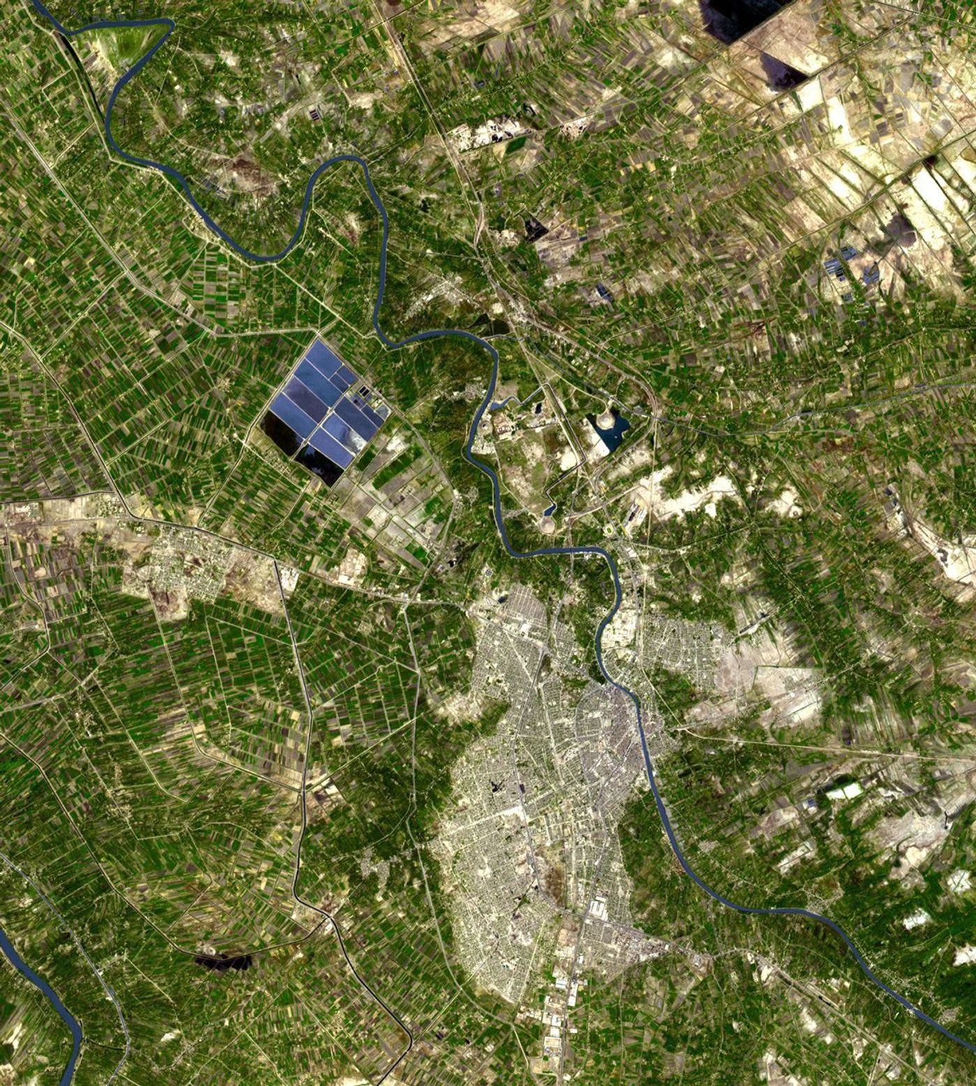 NASA's Terra spacecraft captured this image north of the present town of Al Hillal, Iraq, in the fertile plain between the Tigris and the Euphrates Rivers, where the site of the legendary city of Babylon lies.