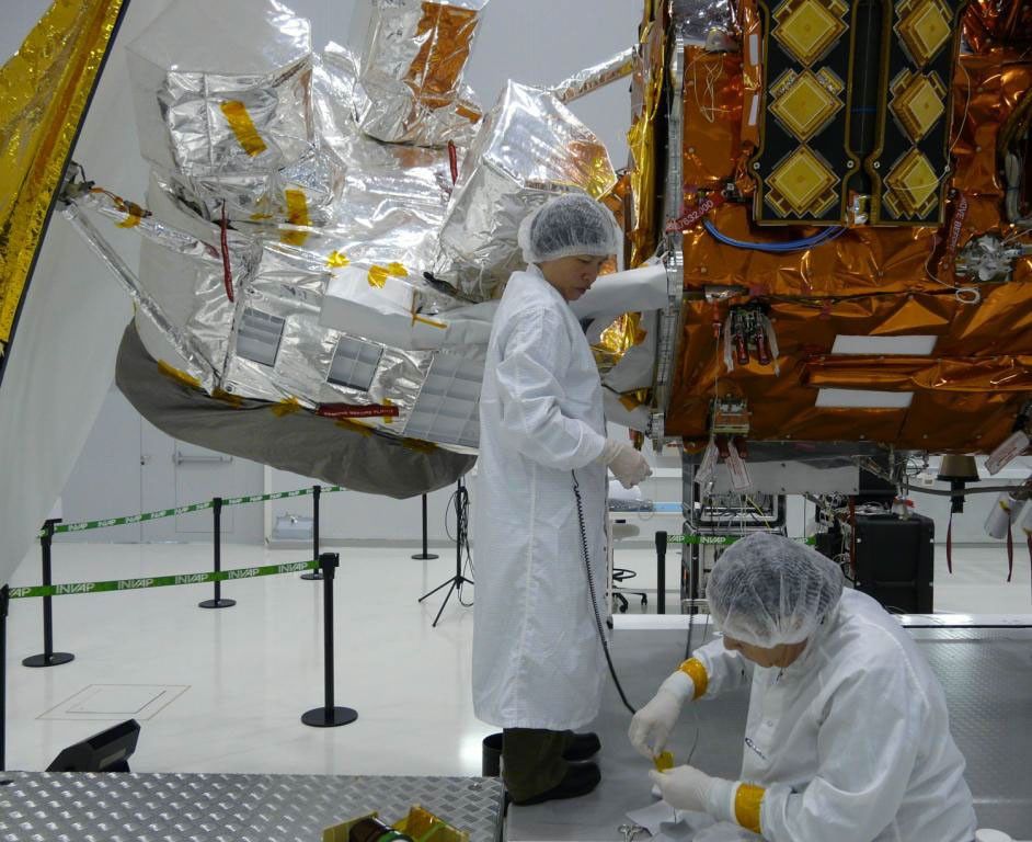 Completion of the thermal blanket patterns for the Aquarius bipod after routing the flight harness from the SAC-D service platform.