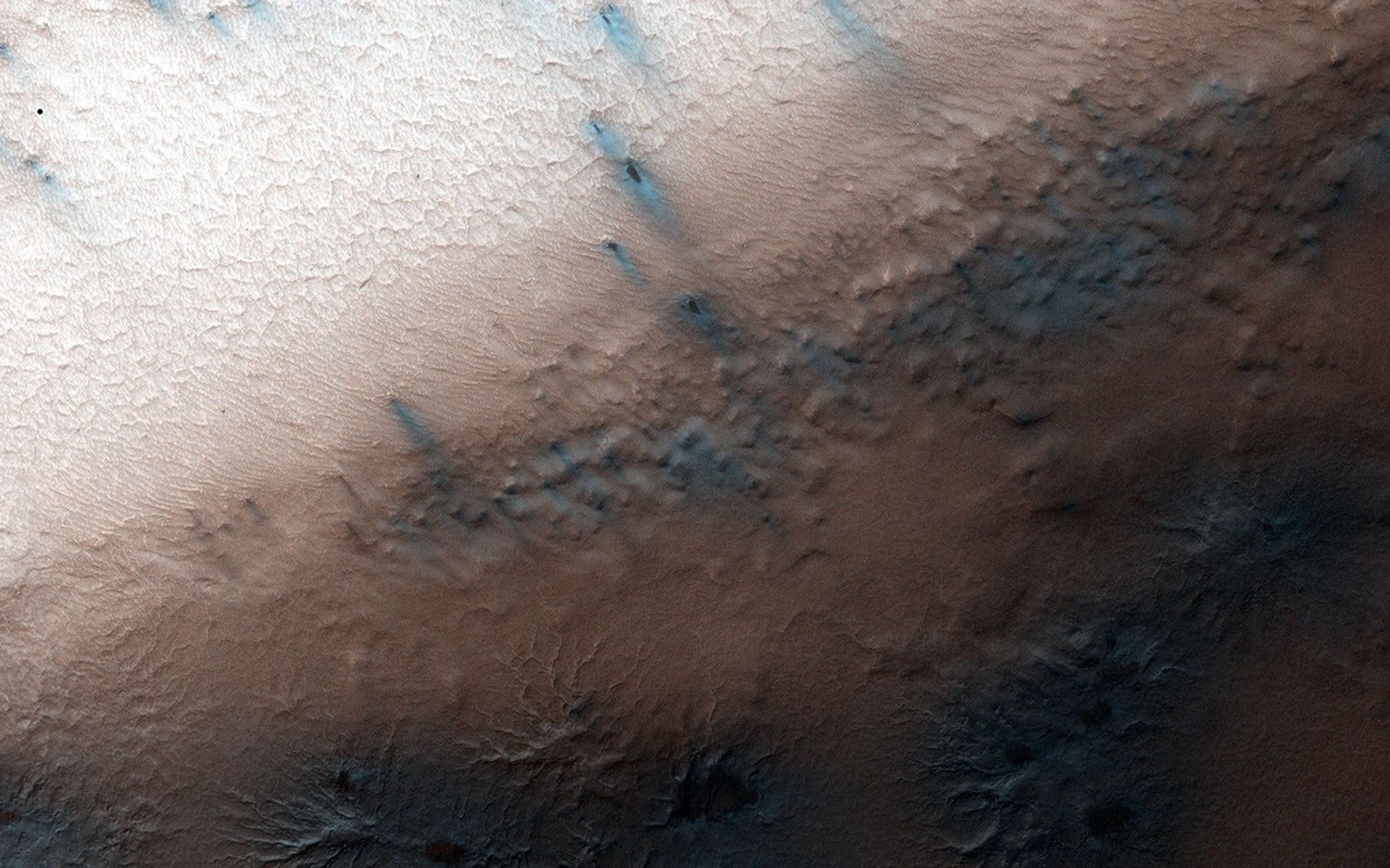 At certain times in spring, fans take on a gray or blue appearance. This is the time in Inca City when this phenomenon happens, as seen in this image acquired by NASA's Mars Reconnaissance Orbiter.