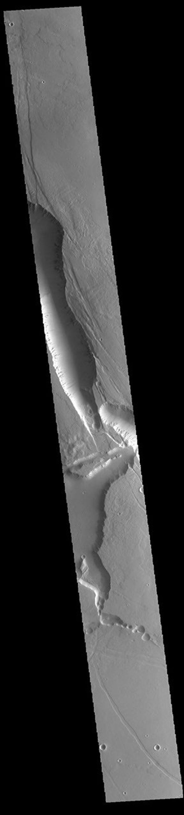 This image from NASA's Mars Odyssey shows the intersection between Elysium Chasma and Hyblaeus Chamsa. This fracture system is located southwest of Elysium Mons.