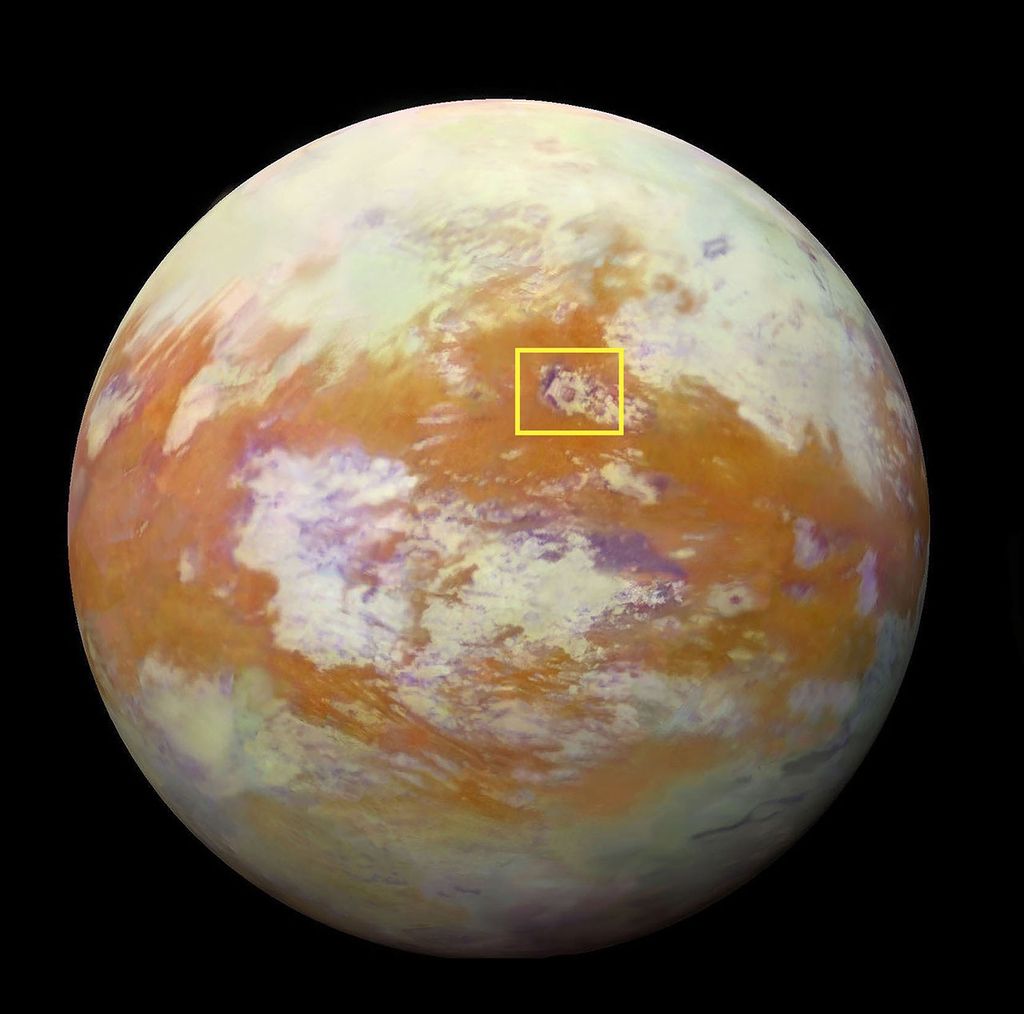 El cráter Selk, un sitio de impacto de 80 kilómetros (50 millas) de ancho destacado en esta imagen infrarroja de Titán, es un destino clave para la misión Dragonfly. 