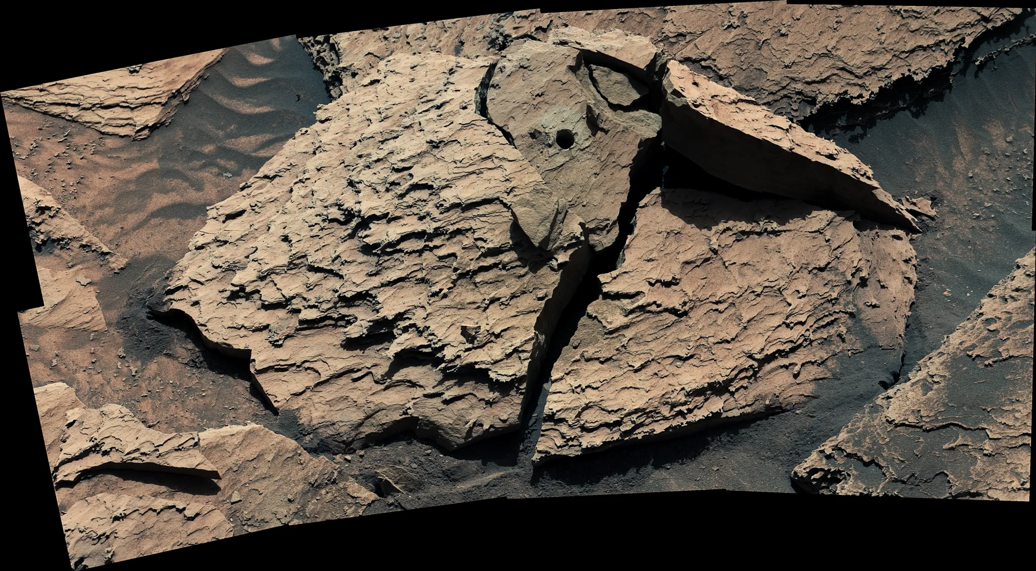 Una representación en 3D a color muestra el orificio de perforación del rover marciano Curiosity en Atacama, ahora roto en varios pedazos tras desprenderse de la broca.