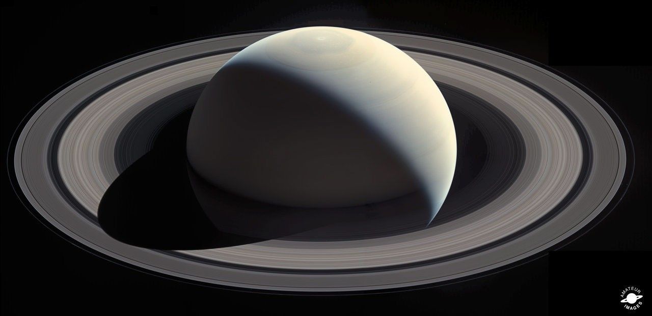 Color image of Saturn and its beautiful rings.