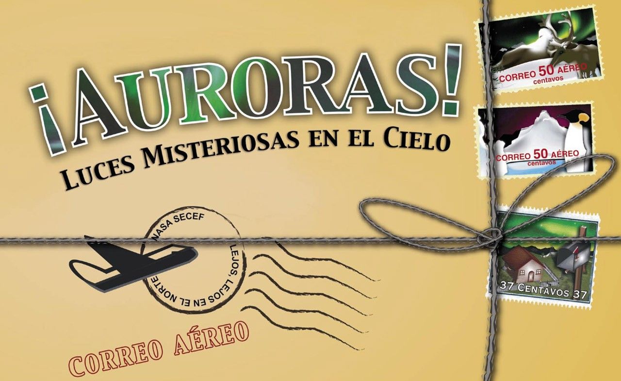 El título del libro, "Auroras! Luces Misteriosas en el Cielo," en una postal con tres sellos y un matasellos que muestra un avión. Hay un lazo atado alrededor de la postal.