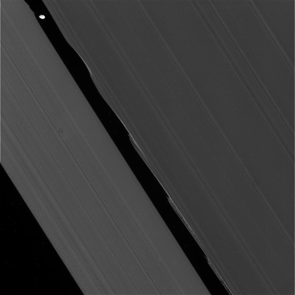Daphnis and Saturn's rings