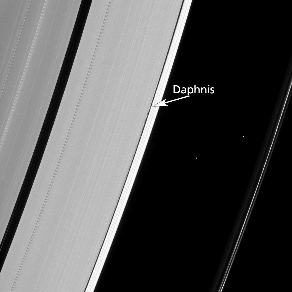 Daphnis and Saturn's rings