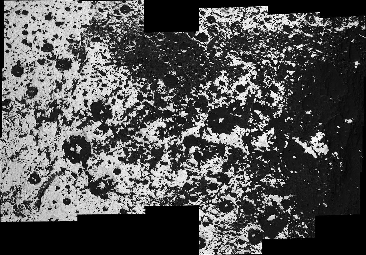 The transition region from Saturn's moon Iapetus' dark leading hemisphere to its bright trailing hemisphere